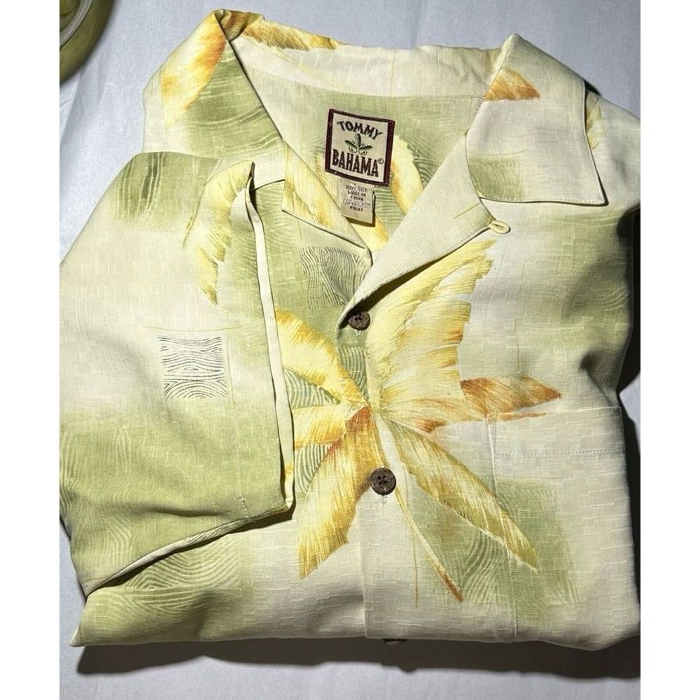 Tommy Bahama Men's Large  Silk Yellow Floral Hawaiian Short Sleeve  Shirt
